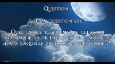 Accomplir sa prière dans une mosquée dans laquelle se trouve une tombe ? – Sheikh Al Albani