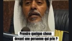 📲Prendre quelque chose devant une personne qui prie ? 🎤 Cheikh Salah Al-Osaymi